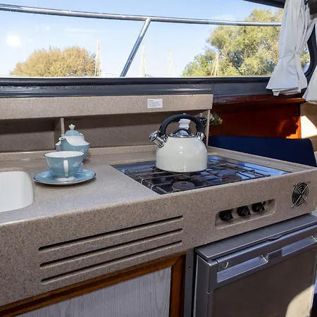 Authentic Charm Aboard The Serenity In Hotel en barco