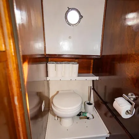 ספינת מלון Authentic Charm Aboard The Serenity In