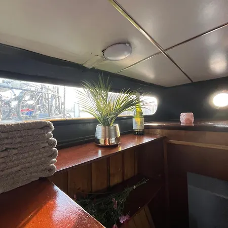 Authentic Charm Aboard The Serenity In ספינת מלון