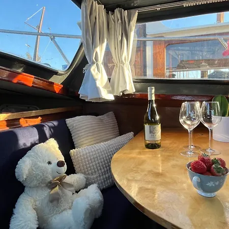 ספינת מלון Authentic Charm Aboard The Serenity In