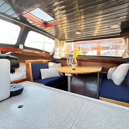 Authentic Charm Aboard The Serenity In ספינת מלון אמסטרדם