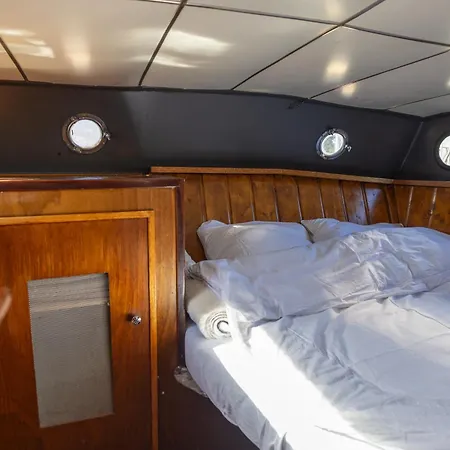 Botel Authentic Charm Aboard The Serenity In Amesterdão